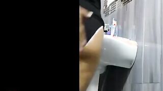 فيديو سكس عربي ماسك حبيبتة في الحمام مولع طيزها نيك